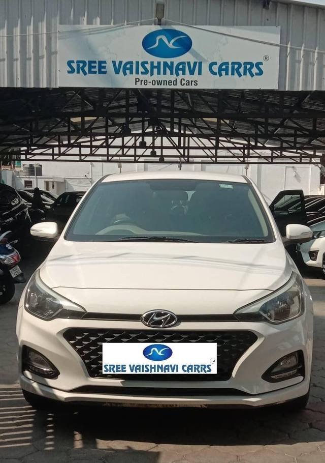 https://images10.gaadicdn.com/usedcar_image/4128314/original/processed_e641f7ff25ed2e79dd512f4ba3fb124f.jpeg?imwidth=6401